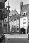 Pand aan het Broederenkerkhof te Zutphen met op de achtergrond het klokkentorentje van de Broederenkerk - Zutphen - 20227197 - RCE -  Zutphen/ Klokkentoren: Pand aan het Broederenkerkhof te Zutphen met op de achtergrond het klokkentorentje van de Broederenkerk 