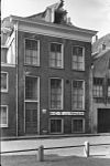 Lijstgevel met in de bovenverdieping nog de oorspronkelijke schuiframen