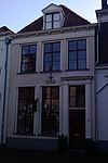 Huis onder schilddak met dakkapel