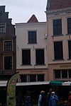 Pand met eenvoudig, gepleisterd lijstgeveltje