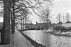 De Berkelsingel te Zutphen; op de achtergrond de Waterpoort over de Berkel - Zutphen - 20227133 - RCE -  Waterpoort over de Berkel: De Berkelsingel te Zutphen; op de achtergrond de Waterpoort over de Berkel 