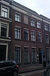 Huis met lijstgevel met stucversieringen
