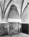 Gothische schouw met daarboven een schildering met wapenspreuk in het Broederenklooster te Zutphen - Zutphen - 20226884 - RCE -  Kloostergebouwen, thans onder meer Stedelijk Museum: Gothische schouw met daarboven een schildering met wapenspreuk in het Broederenklooster te Zutphen 