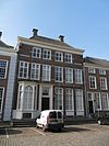 Pand met omlopend schilddak, bekroond door hoekschoorstenen
