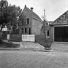 Onderkelderd pand met verdieping en gepleisterde voorgevel onder schilddak