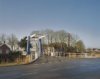 Voormalige oliemolen. Overzicht omgeving van het woonhuis en schoorsteen: ophaalbrug over het Damsterdiep