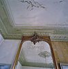 Interieur voorkamer, gedeelte stucplafond en wandspiegel met decoratie - Leens - 20335763 - RCE -  Interieur voorkamer, gedeelte stucplafond en wandspiegel met decoratie 