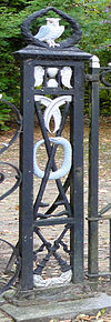 Hek kerkhof Vierhuizen (detail) -  Detail (pijler) van het hek van het kerkhof tegenover Hoofdstraat bij 36 te Vierhuizen (de Marne)