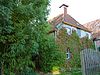 Bierum - Molenweg 1 - zijkant -  Zijkant Molenlaan 1 (Hoge Huis) in Bierum. De tuin is dichtgegroeid, waardoor een afbeelding van het hele pand anno 2010 niet mogelijk is.