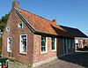 Pand met topgevel onder schilddak met hoekschoorsteen