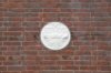 Detail ronde gevelsteen boven rechter raam