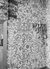 Tussenkamer links, veloute behang - Uithuizen - 20211244 - RCE -  Menkemaborg hoofdgebouw: Tussenkamer links, veloute behang 