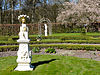 Menkemaborg zonnenwijzer -  Sierelementen in de tuin van de Menkemaborg in Uithuizen