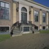Voorhuis, overzicht entree met metalen trap en balusters