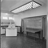 INTERIEUR, HALETAGE MET BOVENLICHT EN PLAQUETTE AAN DE MUUR - Usquert - 20266769 - RCE -  Raadhuis: INTERIEUR, HALETAGE MET BOVENLICHT EN PLAQUETTE AAN DE MUUR 