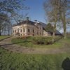 Overzicht boerderij, voorhuis met pad