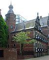 Het huis met de drie hoofden Groningen -  Het huis met de drie hoofden, Martinikerkhof te Groningen, de voormalige portierswoning van het Provinciehuis. De voorgevel (rm 18559) is afkomstig uit het Cardinaalshuis, dat van 1558 tot 1893 aan de Oude Kijk in 't Jatstraat stond. De woning maakt deel uit van gem.mon. 106770. This is an image of a municipal monument in Groningen with number 106770 More images 
