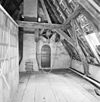 Interieur, kap over voorbeuk naar rechterzijgevel, eiken krommers, hijsrad - Groningen - 20339264 - RCE -  Hijsrad: Interieur, kap over voorbeuk naar rechterzijgevel, eiken krommers, hijsrad (opmerking: Gefotografeerd voor Huizen in Nederland, Hendrick de Keyser) 