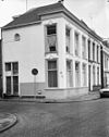 Overzicht voor- en zijgevel - Groningen - 20093679 - RCE -  De noordhoek van de Dwarsstraat (links) en de Lage der A in Groningen, 1974. Links het hoekpand Dwarsstraat 1 (rm 18450), daarnaast Lage der A 14 (rm 18541). 