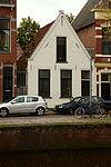 Wit pandje met puntgevel