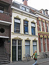Groningen Haddingestraat 9 -  Groningen, Haddingestraat 9, Drie traveeÃ«n breed pand welks gevel door een kroonlijst wordt afgesloten waarop vier gesneden consoles. Venster en gekoppelde twee ingangsdeuren omlijst en bekroond door stucwerk; rm 18480 