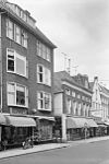 Voorgevels - Groningen - 20094334 - RCE -  De Steentilstraat in Groningen, 1966, met v.l.n.r. Steentilstraat 28, het Hoornstraatje, Steentilstraat 30-30a (dubbelpand, rm 18695) en Steentilstraat 32 (rm 18696) 