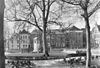 Overzicht - Groningen - 20093855 - RCE -  Het Guyotplein in Groningen in 1967. Op de voorgrond het Guyotmonument (rm 18478). Op de achtergrond v.l.n.r. â€˜t Hooft (Lopende Diep 1) en Guyotplein 5a (samen rm 18544), Guyotplein 3-5, Guyotplein 4 (direct rechts van het poortje, achterzijde van Nieuwe Kijk in 't Jatstraat 3 (gem.mon. 102715) en 3 (gedeeltelijk, rm 18477, voorheen deel van het Koninklijk Instituut voor Doofstommen). 
