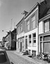 Voorgevels - Groningen - 20093882 - RCE -  Hardewikerstraat, Groningen, 1976. Links Hardewikerstraat 29 (hoek Tweede Drift Spilsluizen, rm 18493), daarnaast nr. 27 (rm 18492) 