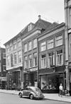 Voorgevels - Groningen - 20094093 - RCE -  De Oosterstraat in Groningen, 1966, met v.l.n.r. de nrs. 25 (gem.mon. 102851), 23 (rm 486002) en 21 This is an image of a municipal monument in Groningen with number 102851 More images 