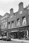Voorgevels - Groningen - 20094328 - RCE -  De voorgevels van de panden Steentilstraat 10 (links, rm 18693) en 12-14 (rm 18694) in Groningen, 1966 