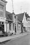 Voorgevels - Groningen - 20094319 - RCE -  De voorgevels van Schuitendiep 42 (midden, rm 18685) en 44 (rechts, gem.mon. 103270). Daartussen het begin van de Tuinstraat. 
