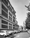 Gedeelte linker zijgevel - Groningen - 20093321 - RCE -  De noordelijke zijgevel aan de Gymnasiumstraat van de Stadsschouwburg van Groningen in 1980, gezien naar het westen 