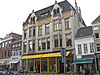 Groningen Brugstraat 7.JPG -  Groningen, Brugstraat 7; Kledingmagazijn met bovenwoningen L. de Vries Hzn; rm 485452 