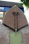 TrafohuisjeGEB.JPG -  Groningen, Nieuwe Ebbingestraat (t.h.v. nr. 137a): Transformatorhuisje met paraboolvormig dak. 