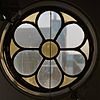 Interieur, begane grond, trappenhuis, rond glas-in-loodvenster met bloemmotief - Groningen - 20335508 - RCE -  Glas-in-lood: Interieur, begane grond, trappenhuis, rond glas-in-loodvenster met bloemmotief 
