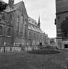 Overzicht Academieplein - Groningen - 20092136 - RCE -  De Martinuskerk aan de Broerstraat in Groningen, 1980. Rechts een deel van het Academiegebouw (rm 485446). 