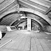 Interieur, kap achterhuis, gordingenkap op schenkelspanten - Groningen - 20339263 - RCE -  Gordingenkap: Interieur, kap achterhuis, gordingenkap op schenkelspanten (opmerking: Gefotografeerd voor Huizen in Nederland, Hendrick de Keyser) 
