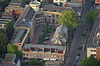 RijksHBSKamerlingheplein -  Luchtfoto van het complex, dat naast het hoofdgebouw bestaat uit een bijgebouw door J.A.M. Vrijman in 1909 en 2 door Oving Architecten toegevoegde woningblokken (2002). De Gymzaal uit 1915 is helaas verloren gegaan. 