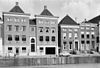 Voorgevels - Groningen - 20093950 - RCE -  De Hoge der A in Groningen, 1965. V.l.n.r. de nummers 11-10, 9 (rm 18517) en 8 (rm 18516). 