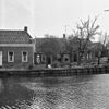 Overzicht - Oosterhoogebrug - 20174661 - RCE -  Timpweg 4 (links) en 2 (rm 484078), Oosterhoogebrug, Groningen, overzicht, 1968. Op de voorgrond het Damsterdiep. 