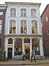 Groningen Steentilstraat 25.JPG -  Groningen, Steentilstraat 25, Woonhuis met jongere winkelpui, 17de eeuw; rm 486403 