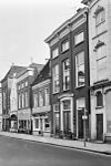 Voorgevels - Groningen - 20094333 - RCE -  De voorgevels van de panden Steentilstraat 27 (achter de fietsen, rm 18692), 29 (gem.mon. 103327), 31 en 33 (wit, gem.mon. 106470) in Groningen. 