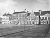 Overzicht - Groningen - 20094139 - RCE -  De noordwand van de Ossenmarkt in Groningen in augustus 1940, met v.l.n.r.: Ossenmarkt 1-2 (in april 1945 verwoest) Ossenmarkt 3 (koetshuis Sichtermanhuis, rm 18609) Ossenmarkt 4-4a (Sichtermanhuis, rm 18610) Ossenmarkt 5 (rm 18611) Ossenmarkt 6 (rm 18613) 