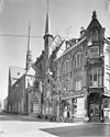 Overzicht - Groningen - 20093217 - RCE -  De Martinuskerk aan de Broerstraat in Groningen, gezien vanuit het westen, 1978. Op de voorgrond het hoekpand Oude Kijk in 't Jatstraat 15-19 (rm 486108). 