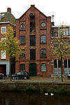 485811 Lage der A 21 Groningen NL -  Lage der A 21 Groningen. Gebouwd in 1875 als graanpakhuis en zorgvuldig vormgegeven in een ambachtelijk-traditionele bouwstijl. Links ervan de Speldemakersgang. 