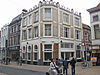 Groningen Carolieweg 33.JPG -  De hoek Carolieweg-Oosterstraat in Groningen, 2010. V.l.n.r. de panden Oosterstraat 59 (rm 486023), Oosterstraat 57 (rm 486014), Carolieweg 33 (1906, A.Th. van Elmpt, rm 485487), Carolieweg 31 (gedeeltelijk) en Oosterstraat 55 (gedeeltelijk, gem.mon. 102863). 