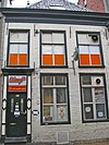 Groningen Peperstraat 19.JPG -  Groningen, Peperstraat 19; Wit geverfd pand met groene omlijsting; rm 18660 