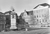 Met monument - Groningen - 20093857 - RCE -  Het Guyotplein in Groningen, 1967. Links het Guyotmonument (rm 18478). Op de achtergrond in het midden Guyotplein 3 (rm 18477) en rechts Guyotplein 2 (rm 18476), die beide deel uitmaakten van het voormalige Koninklijke Instituut voor Doofstommen. 