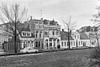 Voorgevels - Groningen - 20094045 - RCE -  De noordzijde van het Nieuwe Kerkhof in Groningen. Het lange witte pand rechts is het Juffer Tette Alberdagasthuis (rm 18584). 