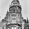 Detail voorgevel- linker geveltop, met daarachter de toren - Groningen - 20093314 - RCE -  Universiteitsgebouw: Detail voorgevel: linker geveltop, met daarachter de toren 